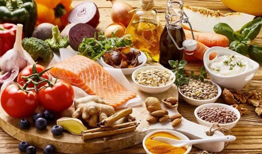 Beslenme ve Diyet Uzmanı Tuba Örnek, besinlerin olumlu etkilerini arttıracak 27 öneride bulundu. Temelde sağlıklı gıdalar tüketiyor olsak bile besinlerden yeterli verimi alamıyor olabiliriz. Hangi besinin nasıl pişirilmesi gerektiği, neyin yanında tüketilirse faydasının artacağı, saklanma koşulları gibi birçok etkenin sağlıklı beslenmenin temelini oluşturduğunu söyleyen Beslenme ve Diyet Uzmanı Tuba Örnek, besinlerin olumlu etkilerini arttıracak 27 öneride bulundu: