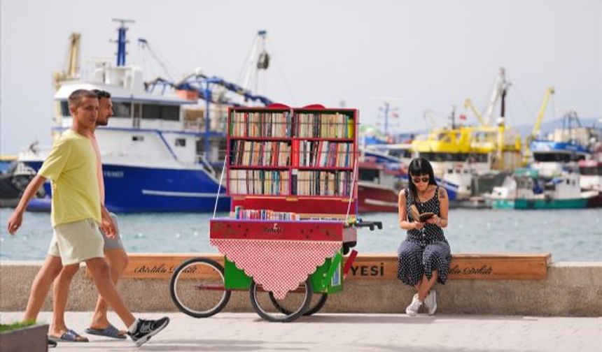 Dikili'de edebiyat sokakta: Tezgahı gören duruyor