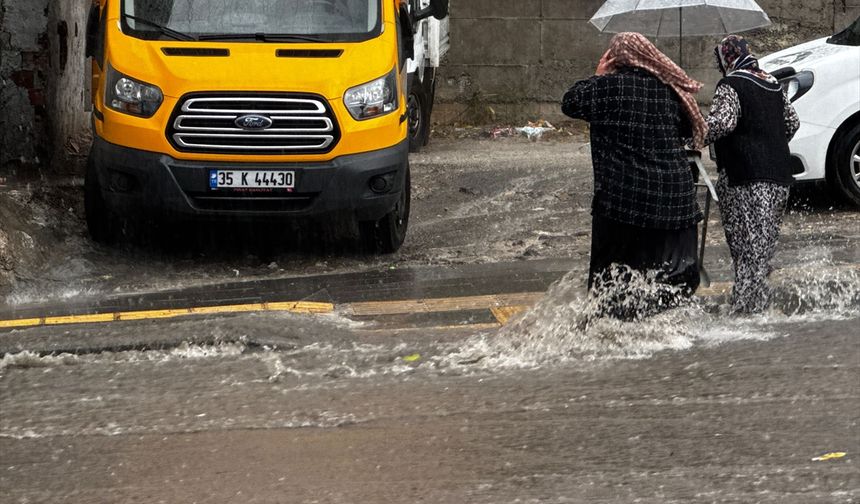 Sağanak İzmir'de hayatı felç etti!