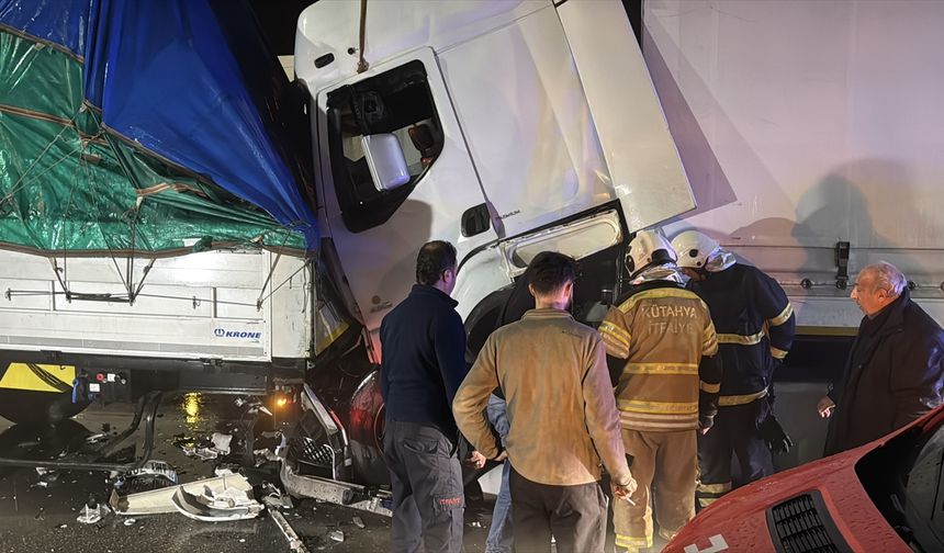 Kütahya'da trafik kazası... Şoför kabine sıkıştı!