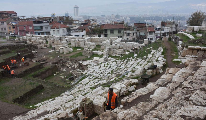 Smyrna Antik Kenti Tiyatrosu'nda kazı sürüyor... Gün yüzüne çıkıyor!