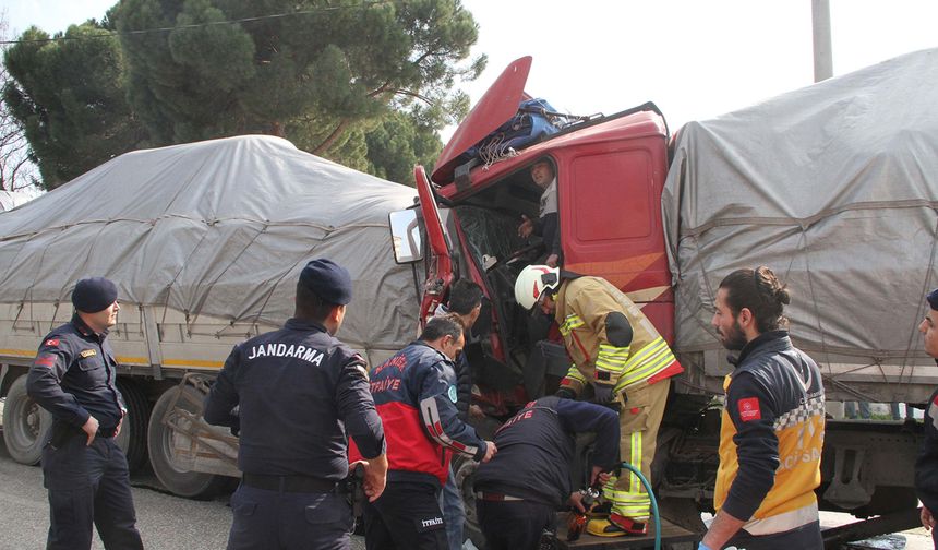 TIR, başka bir TIR'a çarptı: Şoför yaralandı