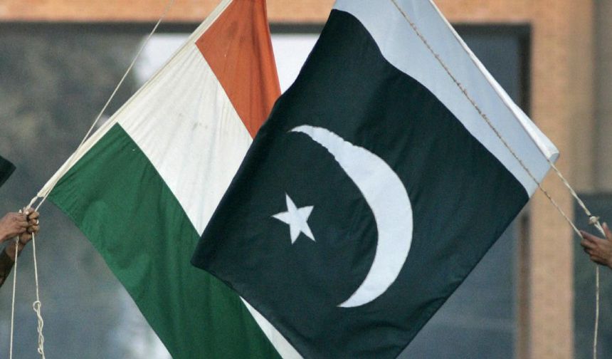Hindistan, hava sahasını Pakistan'a ait uçuşlara kapattı