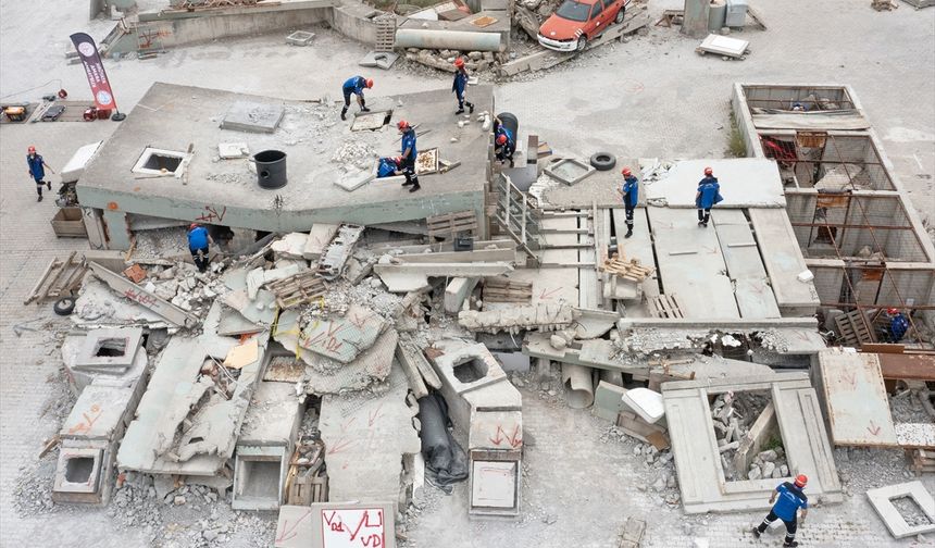 İzmir'de sağlıkçılar arama kurtarma ekibi kurdu