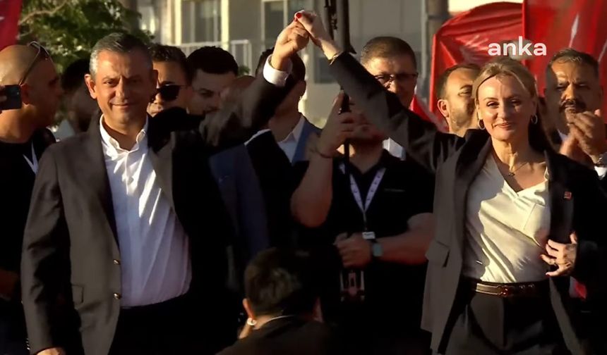 CHP'nin yeni vekili sahnede... Rozet mitingde takıldı!