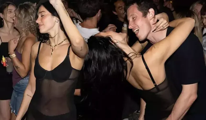 Dua Lipa transparan elbisesiyle geceye damgasını vurdu!