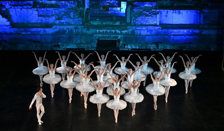 Efes Opera ve Bale Festivali, "Kuğu Gölü" ile perdelerini açtı