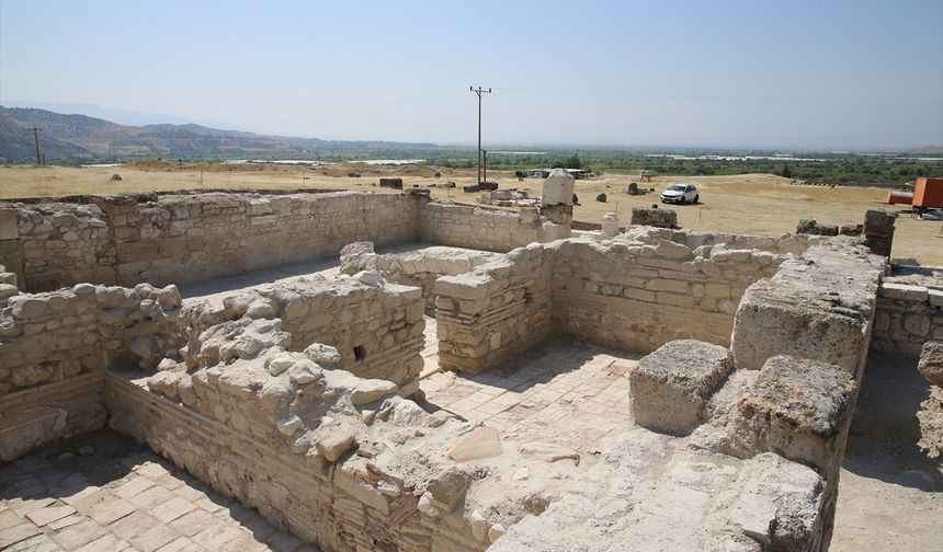 Tripolis'in seçkinleri antik kentin balık havuzlu villasında!