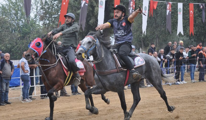 Yağışlara aldırış etmediler... Ödemiş'te atlar koşturdu