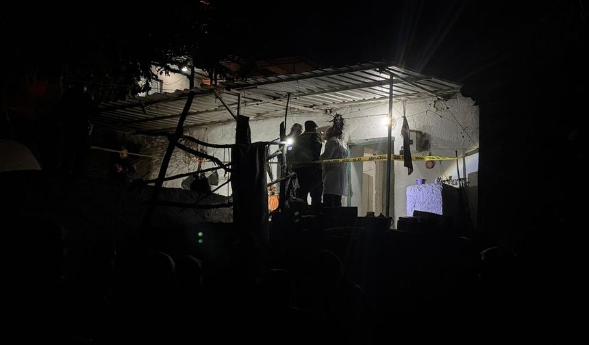 İzmir'de dehşet evi: Oğlunu öldürdü, eşini ağır yaraladı!