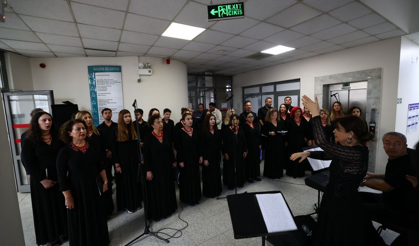 Başkan Yiğit'ten personeli duygulandıran Cumhuriyet sürprizi