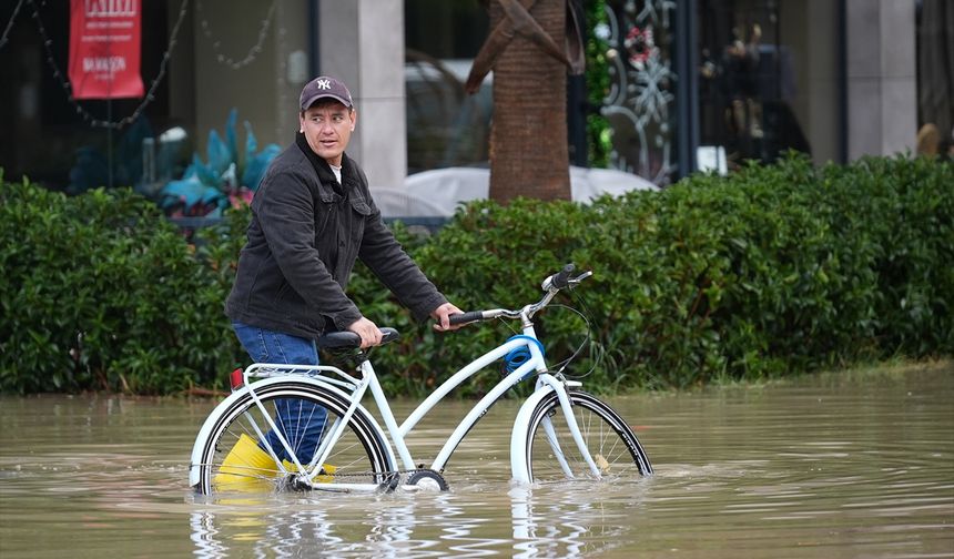 Çeşme sağanağa teslim!