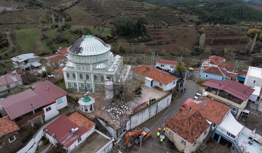 Fırtına minareyi yıktı!