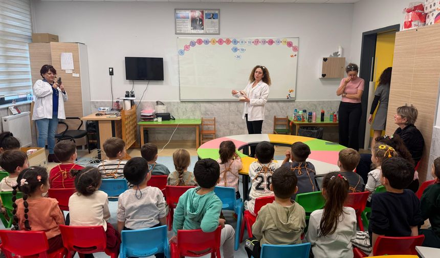 Bayraklı'dan anaokulu öğrencilerine ağız ve diş sağlığı eğitimi