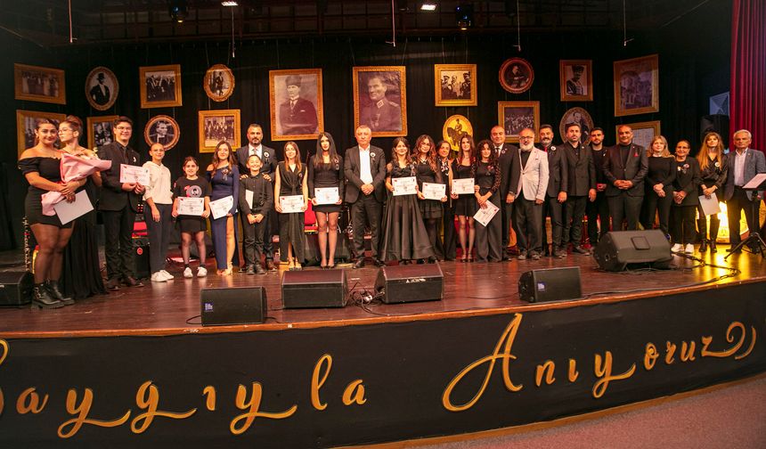 Güzelbahçeli gençler şarkıları Atatürk için söyledi!