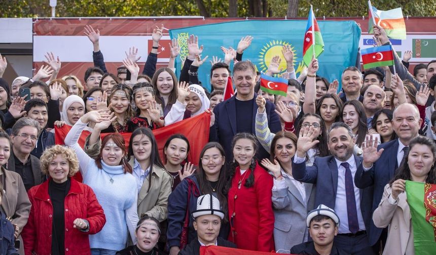 Başkan Tugay Dünya Türk Dili Ailesi Günü’nü öğrencilerle birlikte kutladı