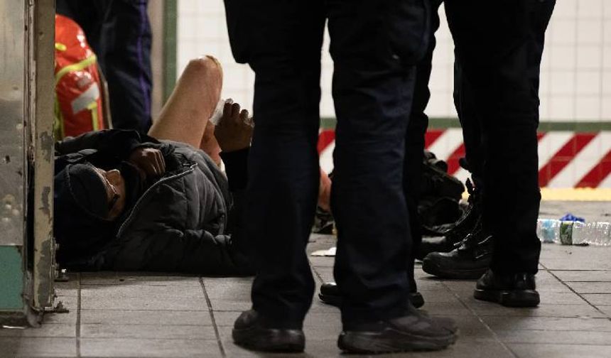 Metroda dehşet: Evsiz adam ateşe verildi!