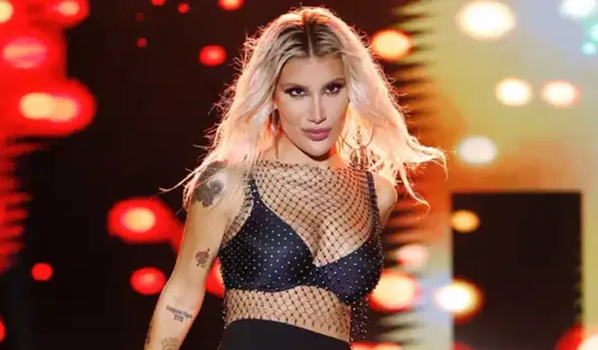 İrem Derici konserinde samimi itiraf: 'Köpek gibi istiyorum'