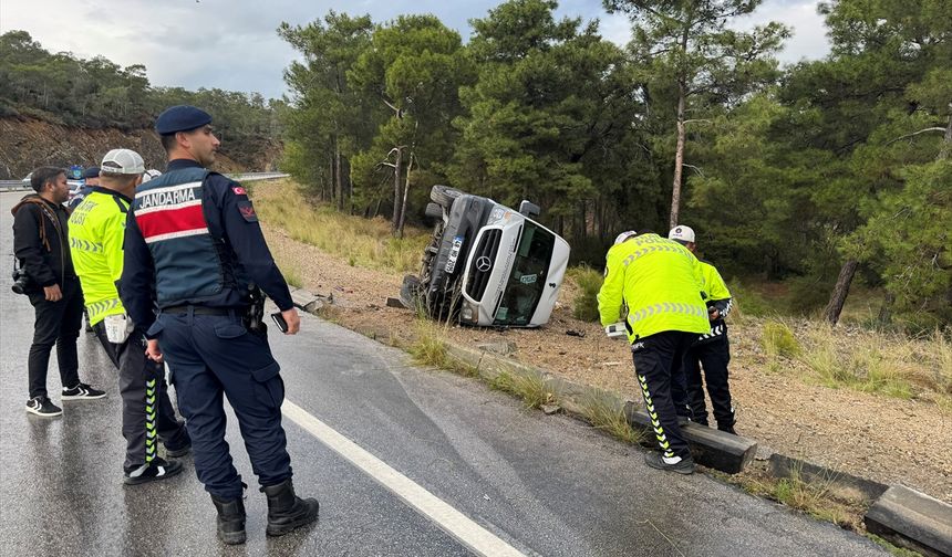Muğla'da minibüs devrildi: Çok sayıda yaralı var!