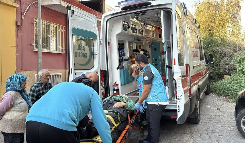 Balkonun tentesinden düşüp yaralandı