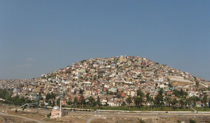 İzmir’in “fareli köyü”nün zemini kayıyor: Facia kapıda!