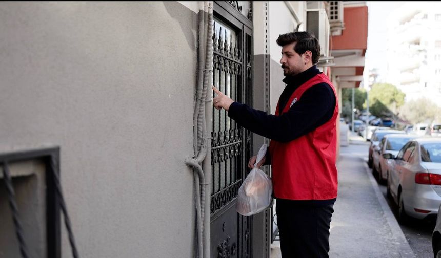 Balçova'dan ihtiyaç sahiplerine sıcak yemek desteği