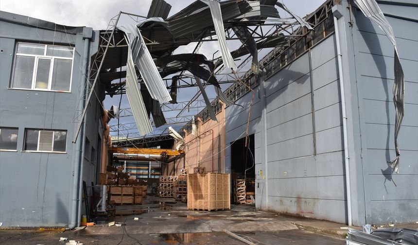 Kemalpaşa'yı hortum vurdu: 9 fabrikada hasar!