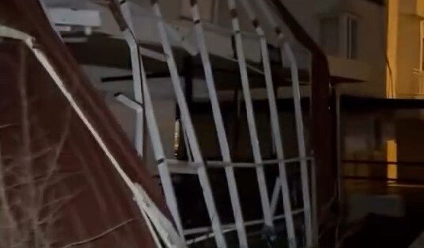 Aydın’da fırtınada çatılar uçtu, ağaçlar devrildi