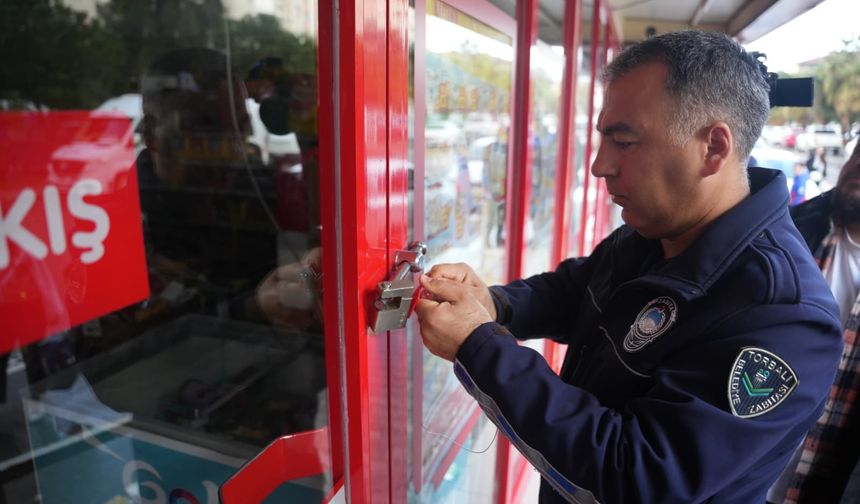 Torbalı'da 2 markete mühür!