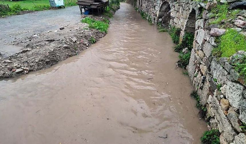 Foça'yı sel vurdu!