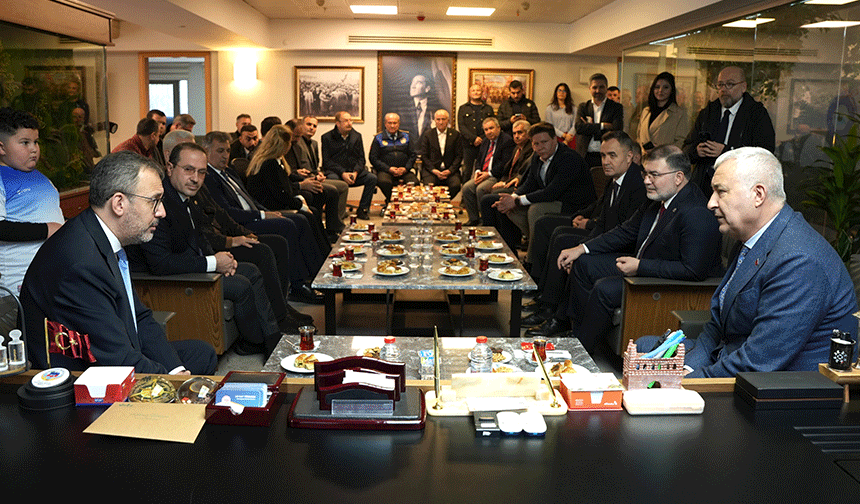 AK Parti'den CHP'li belediyeye tam kadro ziyaret!