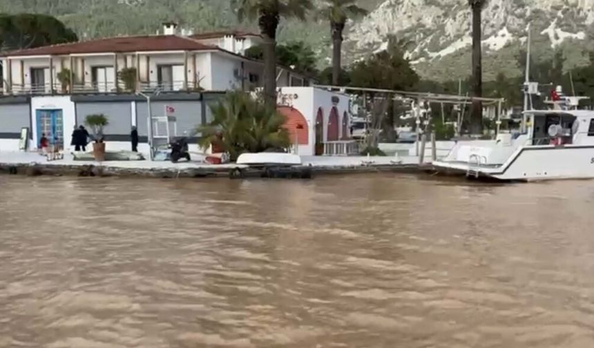 'Sakin Şehir'de denizin rengi değişti