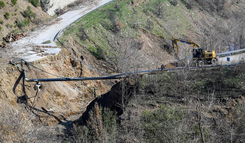Heyelanla çöken yol yenileniyor!