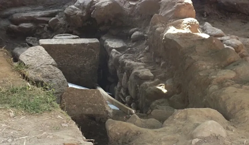 Kaçak kazıdan tarih fışkırdı!