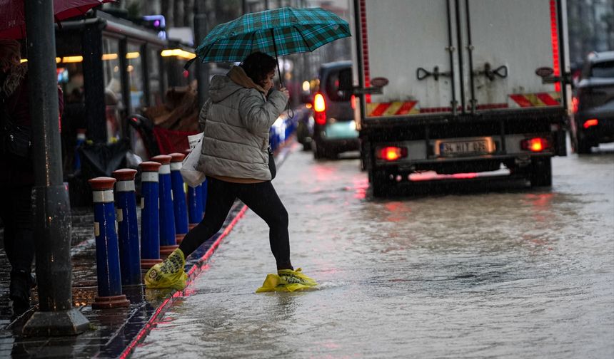 Poşetli önlem... İzmirlinin sağanakla imtihanı!