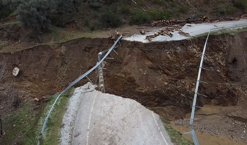 Köprü çöktü... Yol kapandı!