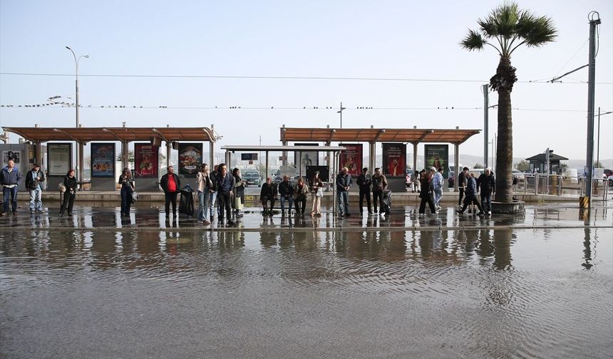 Karşıyaka'da denizle kara birleşti