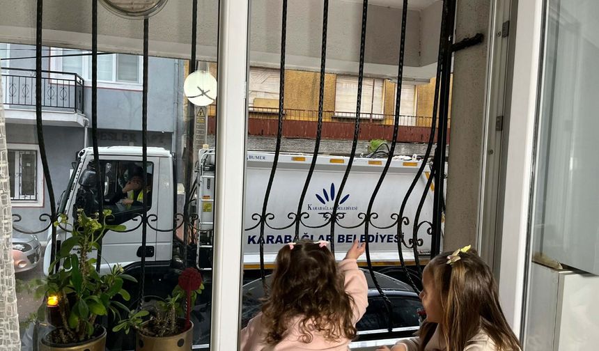 Korna çalıyor, Ayşe koşuyor: Pencerede başlayan dostluk