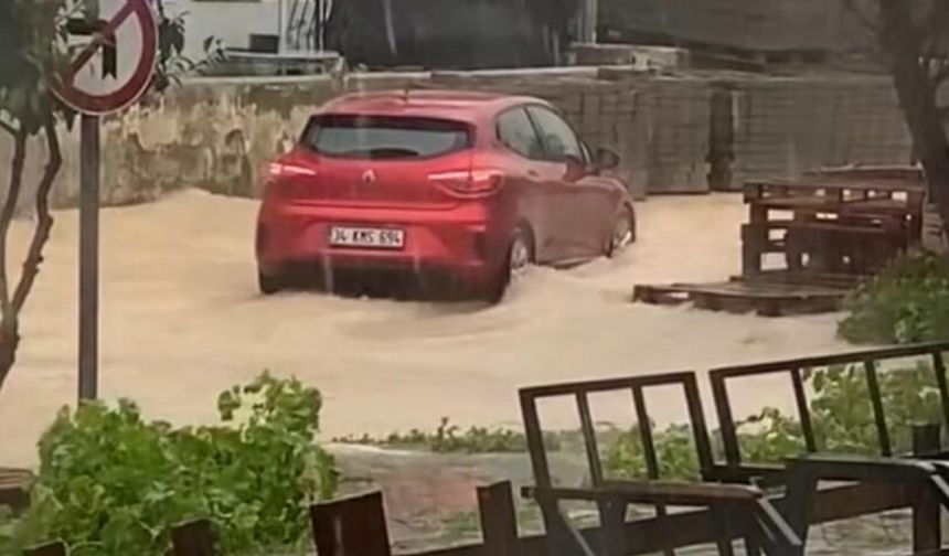 Çeşme'yi sağanak vurdu!