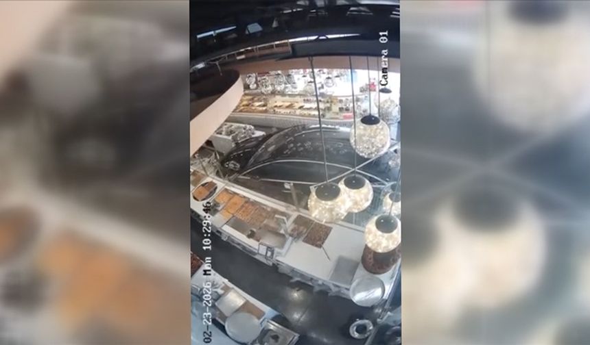 Kontrolden çıkan araç pastaneye daldı!