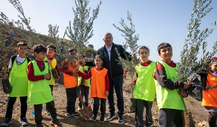 Güzelbahçe’de 1000 zeytin fidanı toprakla buluştu