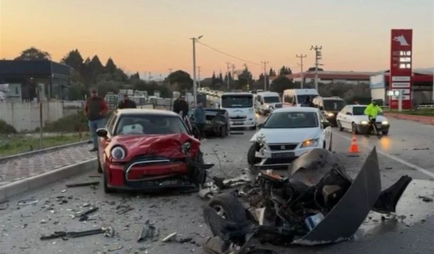 İzmir’de üç aracın karıştığı zincirleme kaza: 3 yaralı