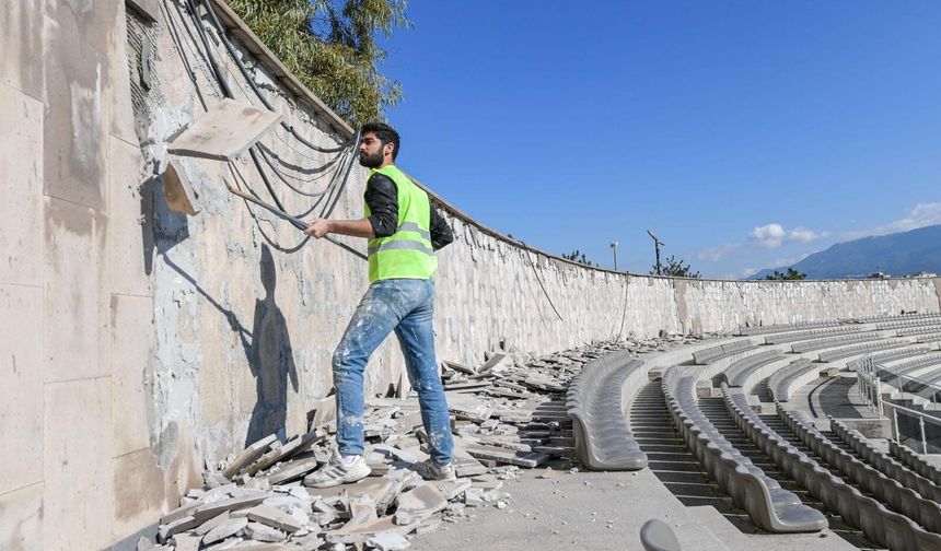Aşık Veysel Amfi Tiyatro yeni sezona yenilenerek giriyor