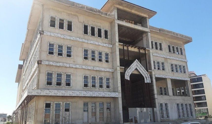 Belediye binası çürümeye yüz tutmuştu: Kaderi belli oluyor!