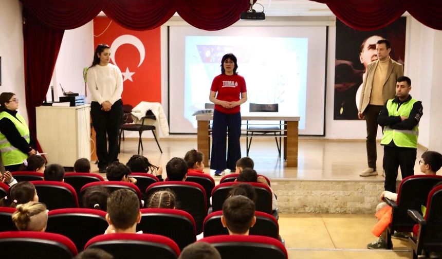 Bayraklı’da çevre bilinci okullarda filizleniyor