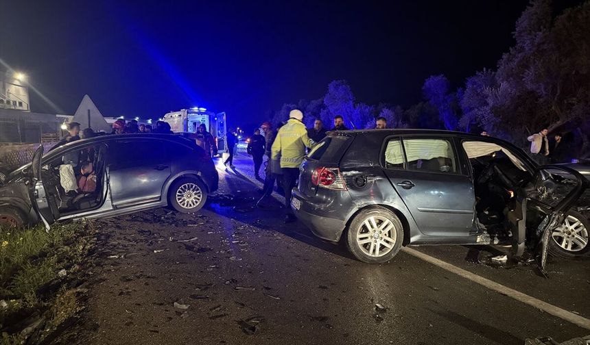 2 otomobil çarpıştı: 4 kişi hastanelik oldu!