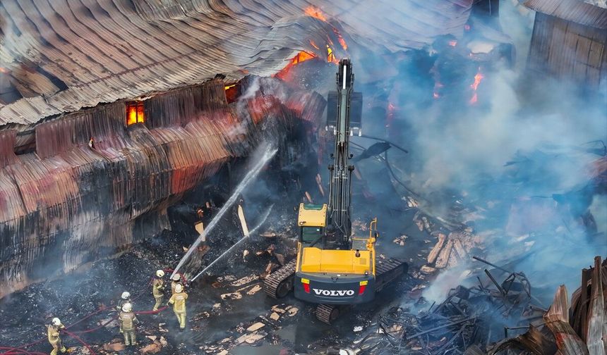 Sanayi sitesindeki yangında bilanço: 7 işyeri küle döndü!