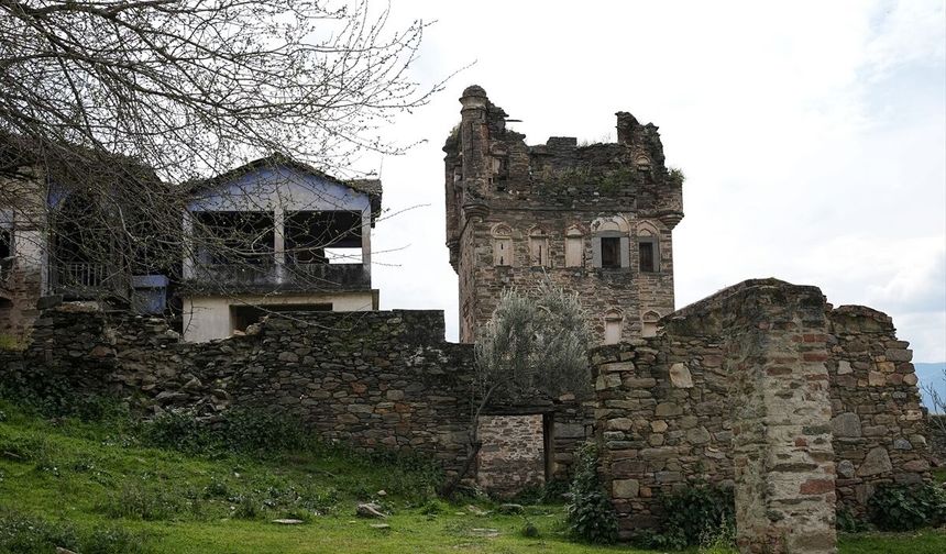 Şatoyu andıran Osmanlı yapısı tarihe direniyor