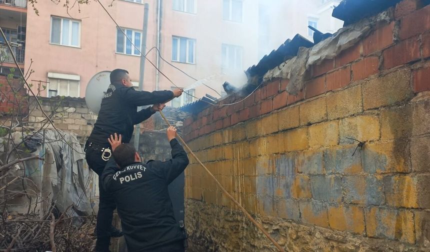 İzmir'deki yangına ilk müdahaleyi çevik kuvvet ekibi yaptı