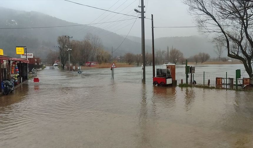 İzmir'de sağanak etkisi: Gölcük Gölü taştı!